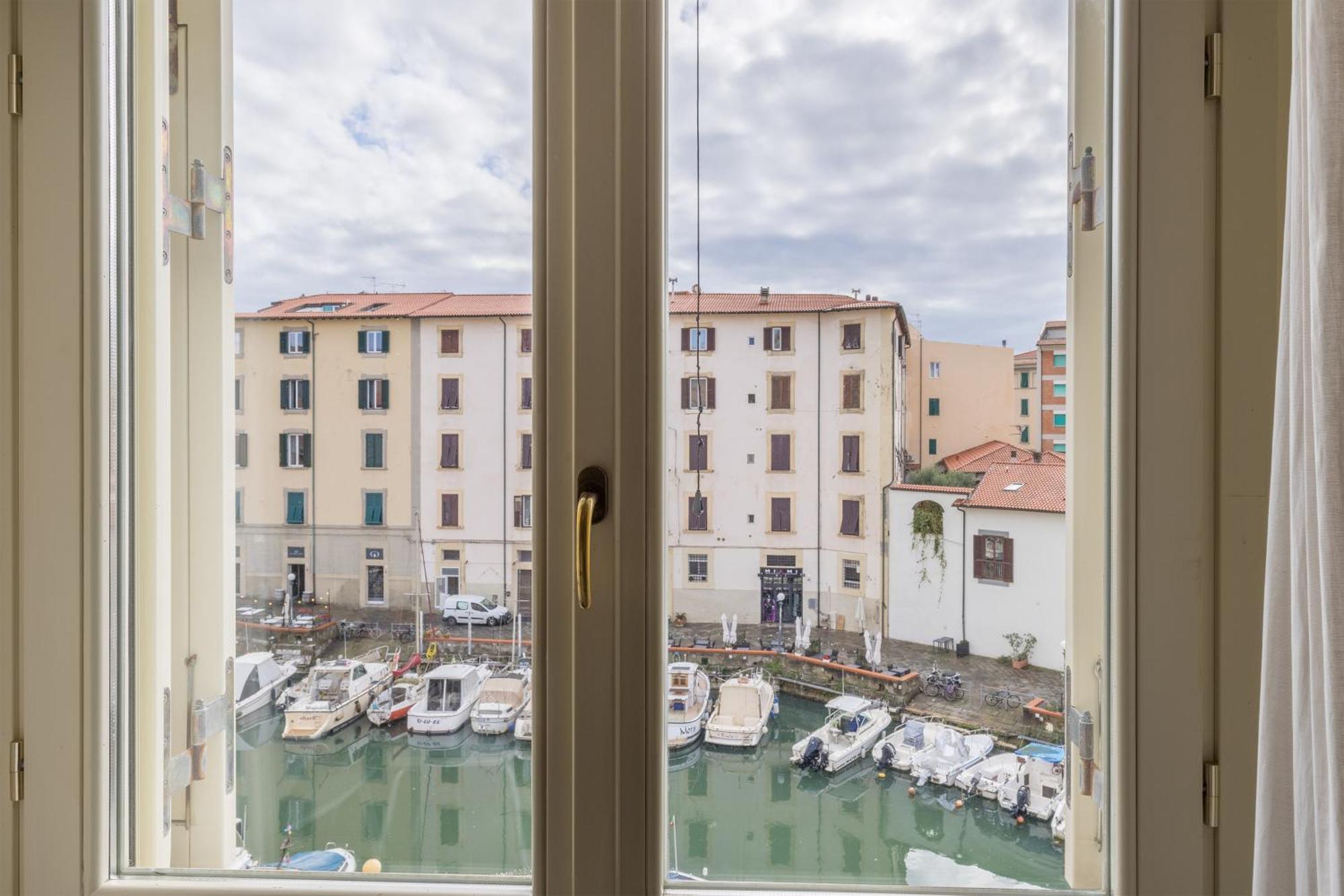 Near The Port-Elegante Appartamento Con Vista Sui Canali Livorno Eksteriør bilde